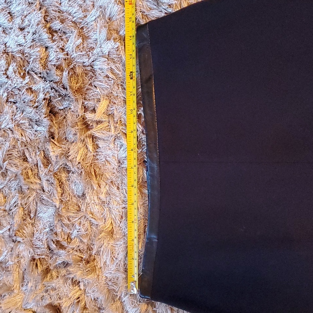 Danier black leather skirt - Picture 8 of 9